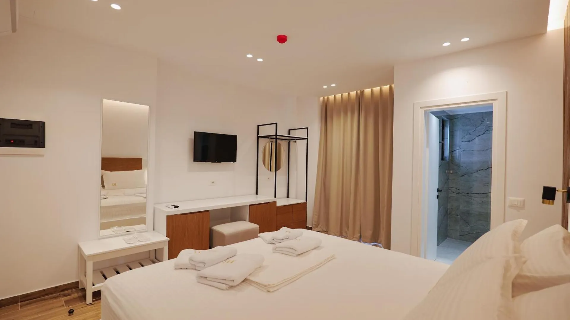 Hotel Renato Ksamil 3*,